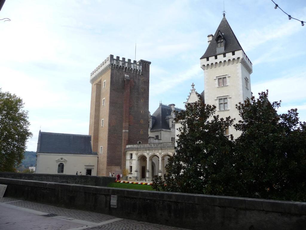 Hotel Le Postillon Pau Exterior foto